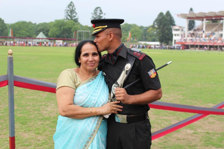 Lt. Hitesh Kumar with his mother 768x512 1