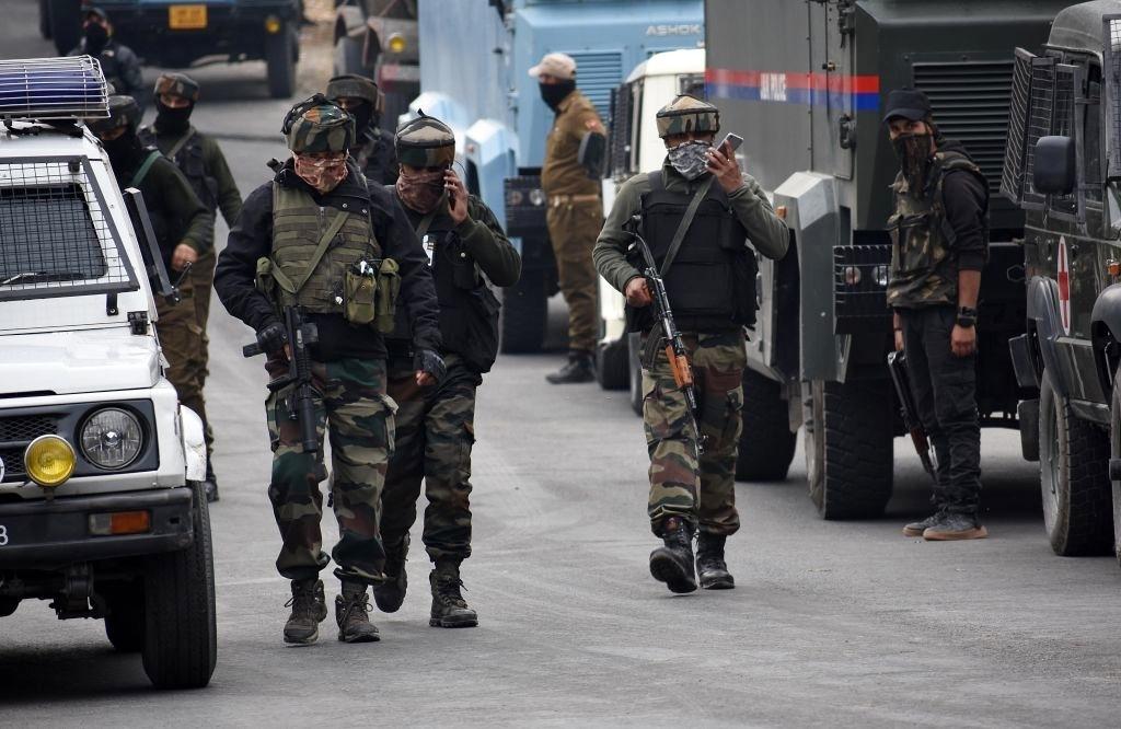 Indian Army Rashtriya Rifles soldier during an encounter in Kashmir  [540×960] : r/MilitaryPorn