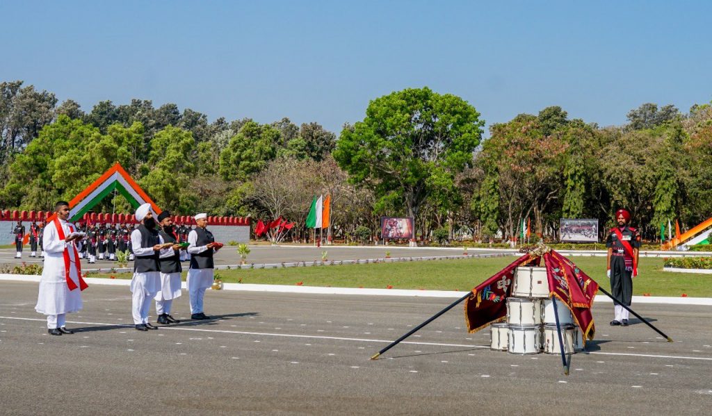 chief of army staff presents presidents colours to units of the parachute regiment 3