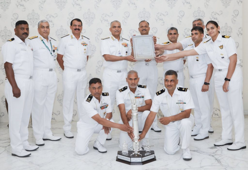 chief of the naval staff presented best marching contingent trophy for rday 2022 1