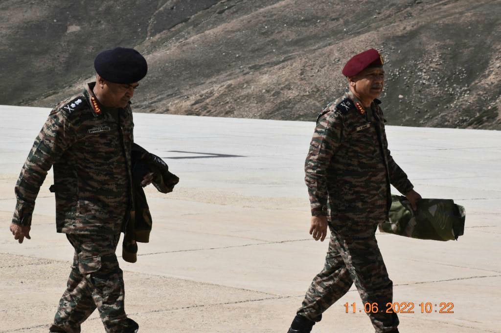 army chief reviews security situation along the lac 4