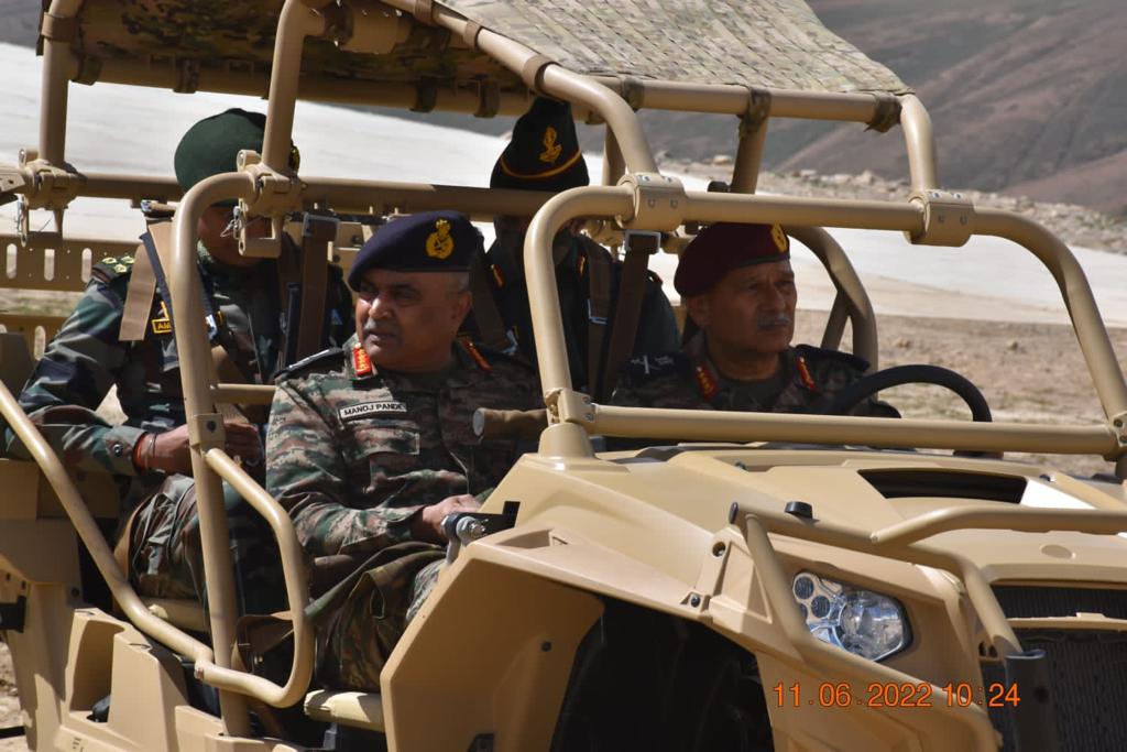army chief reviews security situation along the lac 5