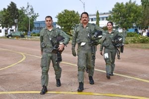 Meet Father Daughter Fighter Pilot Duo Air Commodore Sanjay Sharma ...