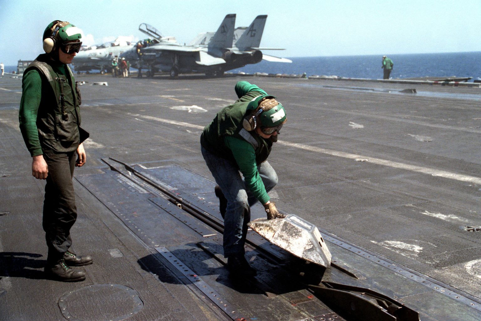 What is an aircraft catapult system in an aircraft carrier 