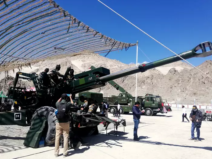 INDIAN ARMY ARTILLERY ALONG LAC 2