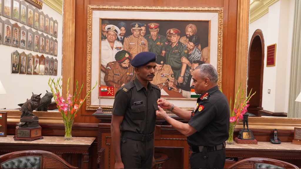 Army Chief honours Sepoy who saved Woman from drowning in Patiala 1