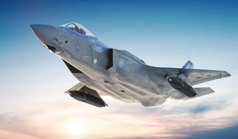 Top 5 Military Jets That Shattered Records_th