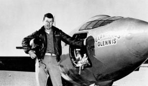 Top 5 US Military Test Pilots and Their Legendary Aircraft_th