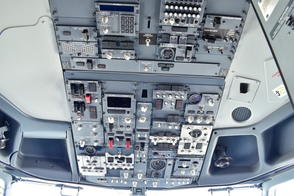 Airliner Horns cockpit