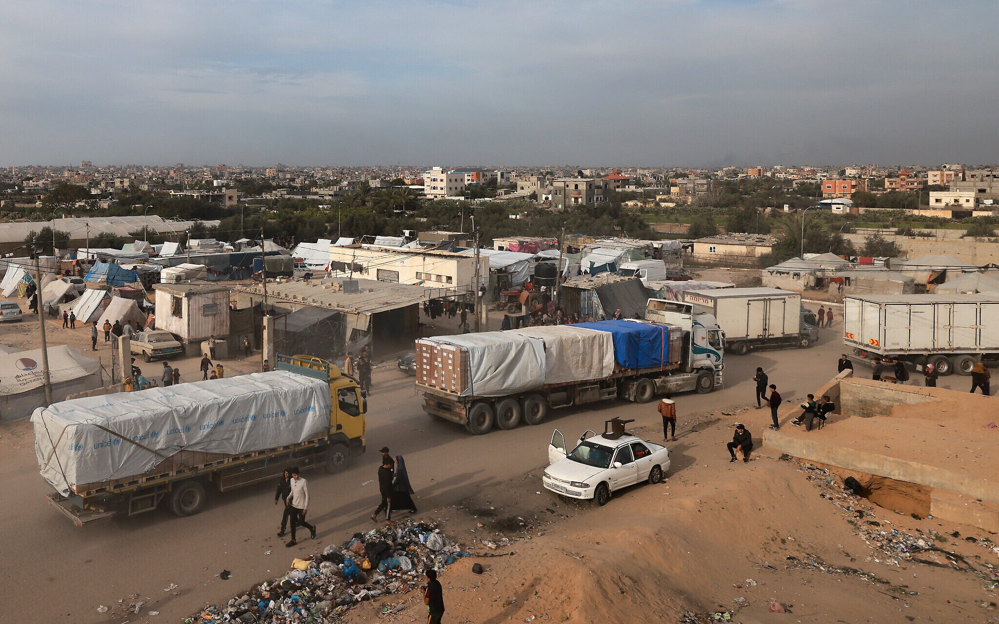 Israel Suspends Supplies to Gaza Amid Ceasefire Stalemate and Renewed Violence