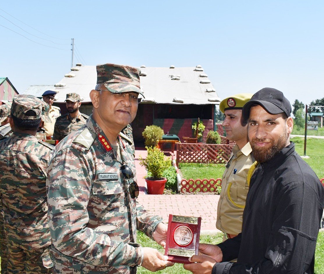 Chinar Corps Commander Reviews Security Situation in South Kashmir, Commends Anti-Terror Operations