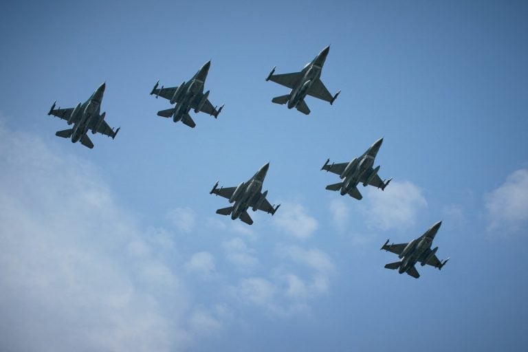 Polish Foreign Minister Warns New Arms Race Could Topple Putin's Regime