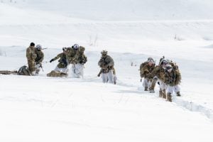 US Army Trains Airborne Troops in Arctic Using Insights from Ukraine-Russia War