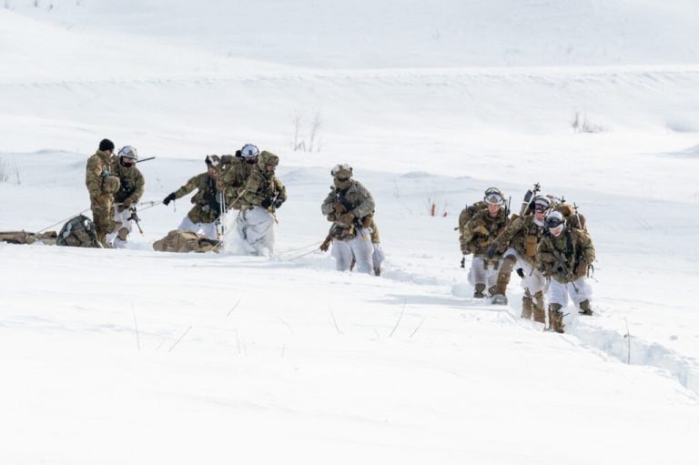 US Army Trains Airborne Troops in Arctic Using Insights from Ukraine-Russia War