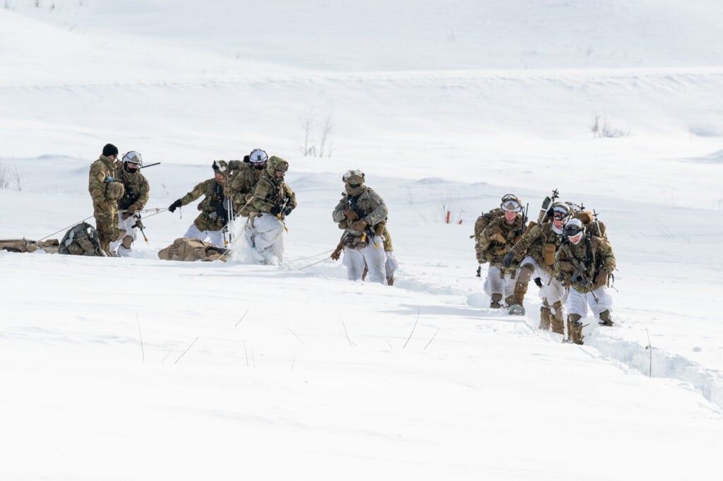US Army Trains Airborne Troops in Arctic Using Insights from Ukraine-Russia War