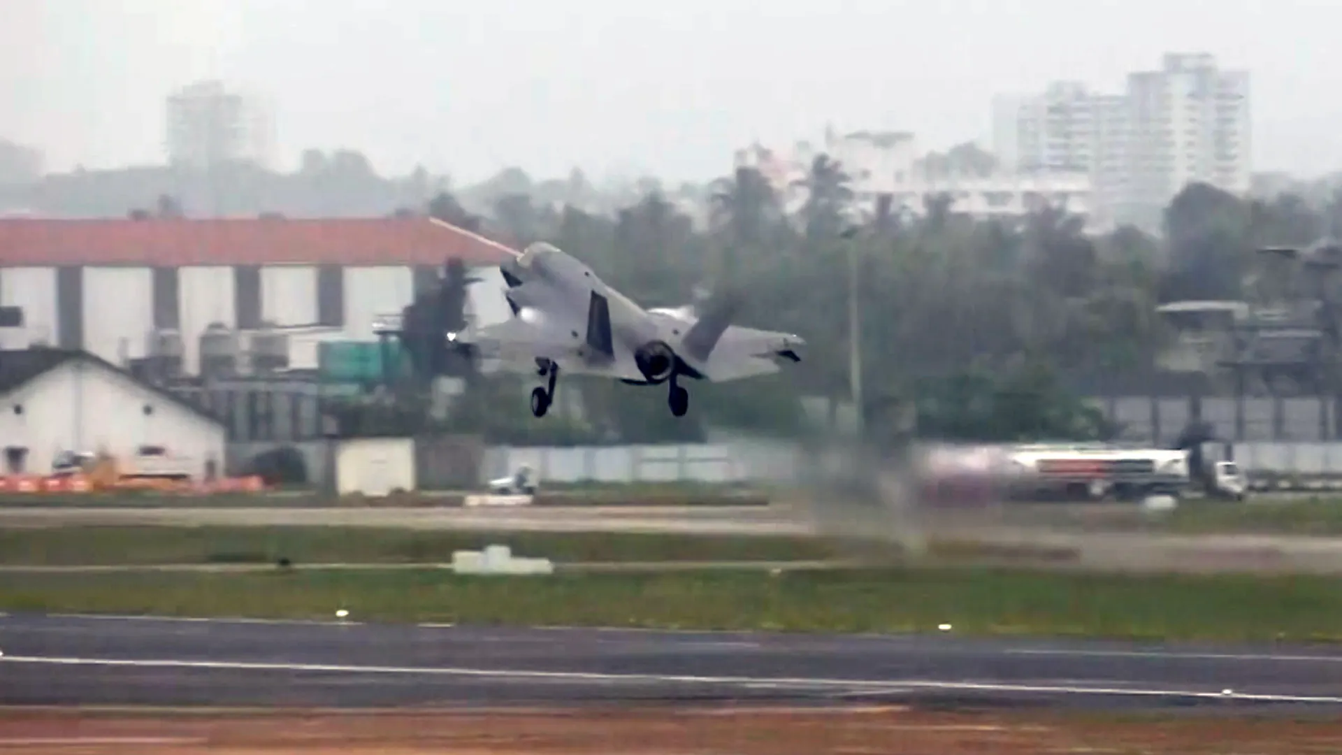 British F-35B Fighter Jet Finally Takes Off from Kerala After Repairs