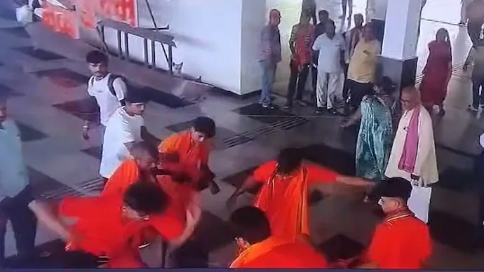 CRPF Jawan Attacked by Kanwariyas at Mirzapur Railway Station