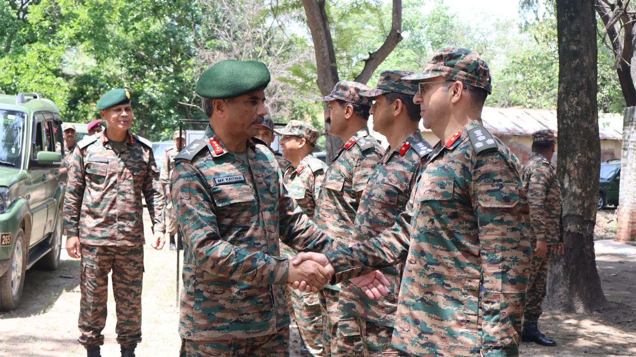 Lt Gen Katiyar Reviews Operational Preparedness and Modernization of Golden Arrow Division