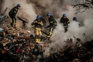 Russian Strikes on Kyiv Wound 11 as Tensions Escalate