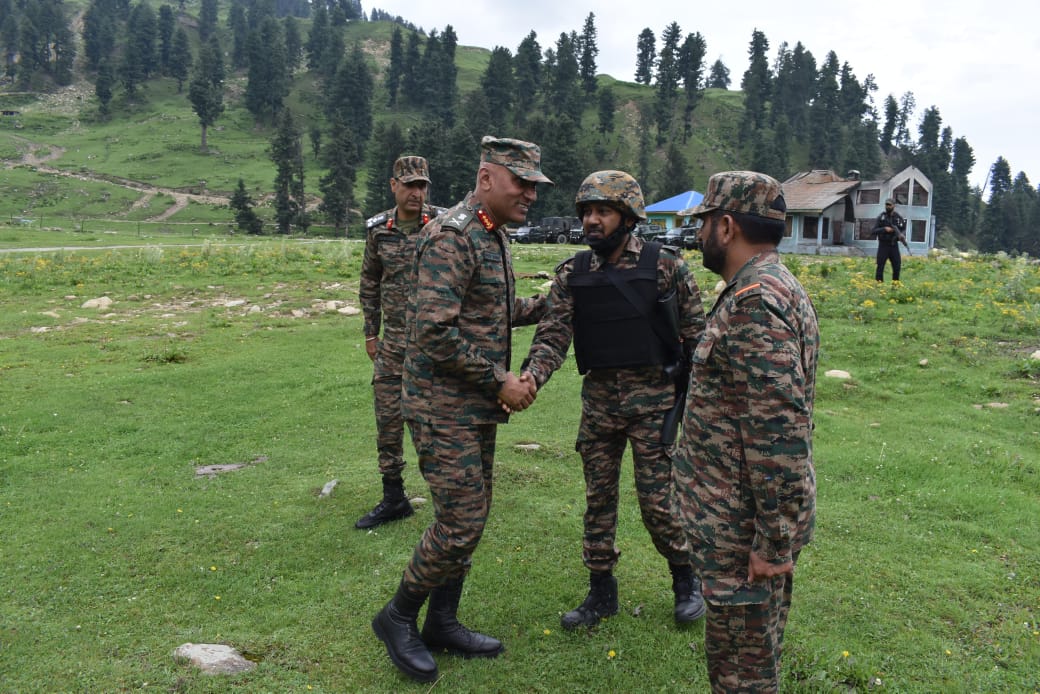 Lieutenant General Pratik Sharma Reviews Ongoing Counter-Terrorism Operations in South Kashmir
