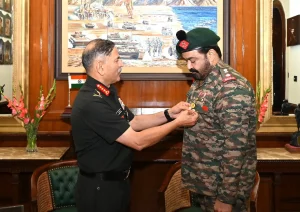 Army Chief Fecilitates Lt Col Mohanlal