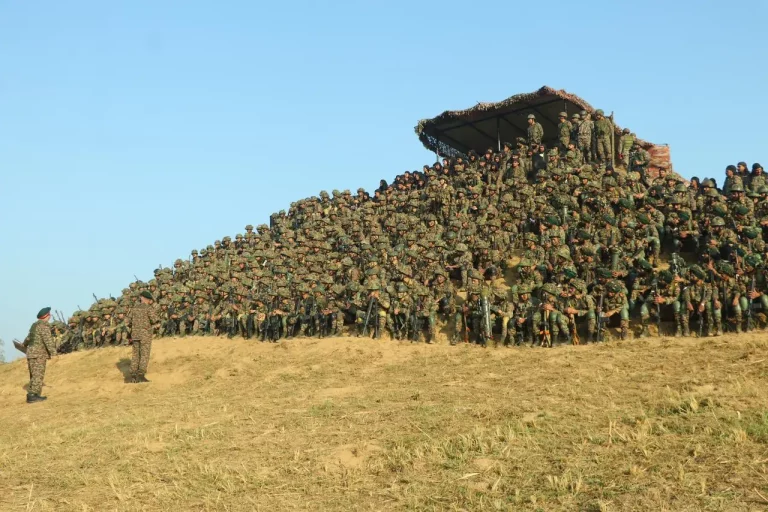 Lt Gen Katiyar and Other Soldiers