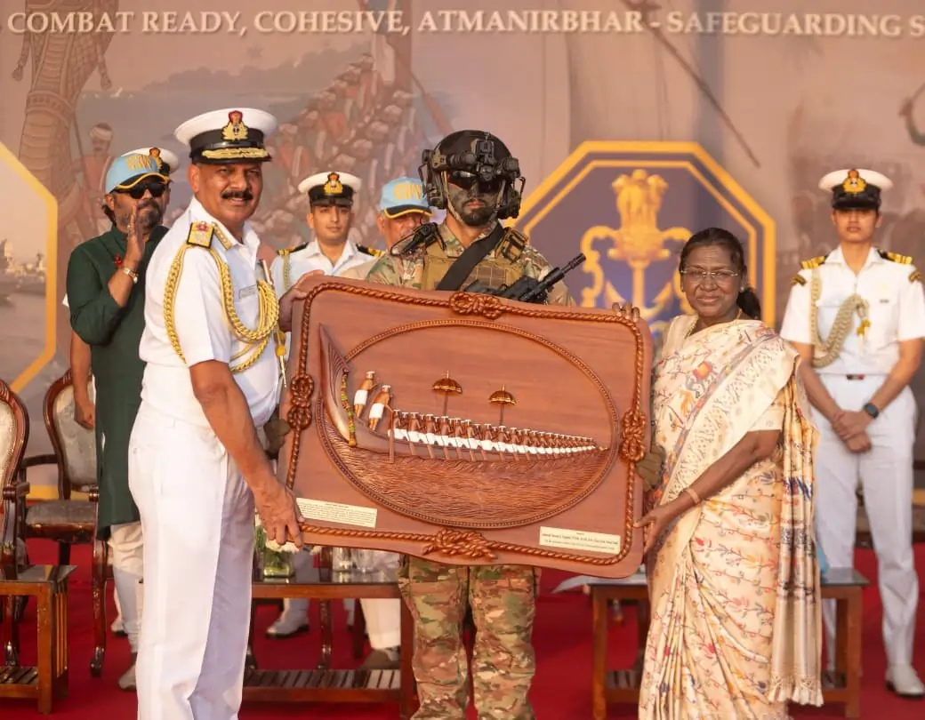 Admiral DK Tripathi and Droupadi Murmu