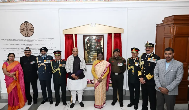 President and Defence Minister with Officers