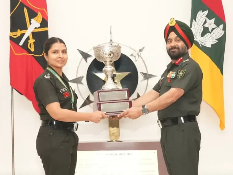 Lt Gen Devinder Pal Singh Giving Award