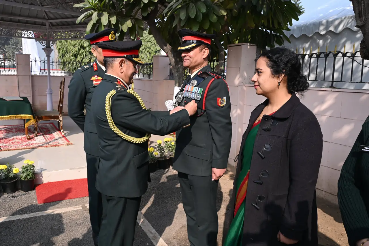 COAS Giving Commendation