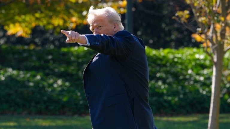 Trump Urges Cuba to "Make a Deal" Amid Threats to Cut Off Oil and Money