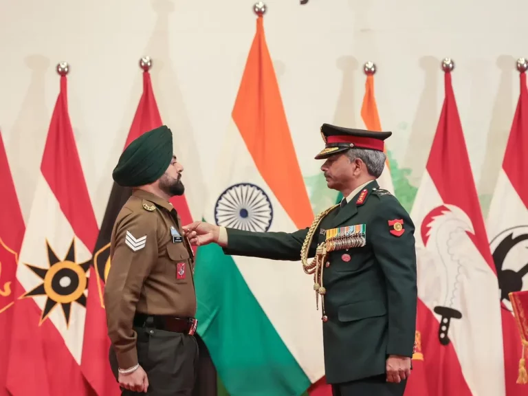 Lt Gen Manoj Kumar Katiyar Awarding to Officer