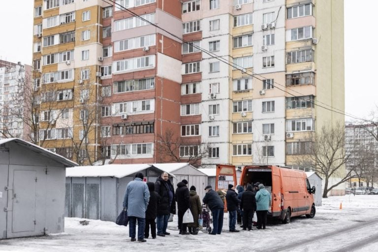 Russia Resumes Strikes on Kyiv Amid Truce Despite Freezing Conditions