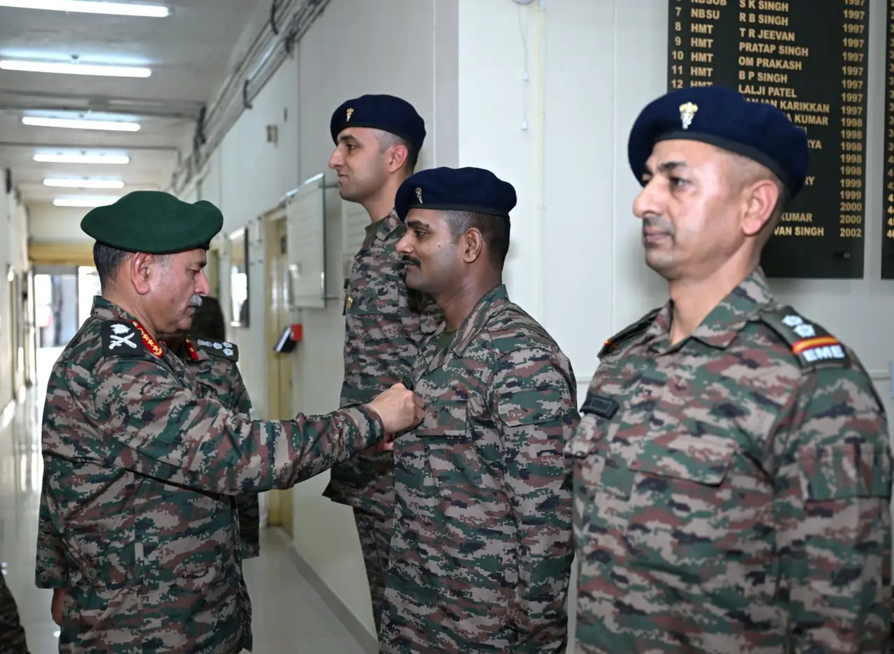 General Upendra Dwivedi Reviews Advanced Military Technologies at Simulator Development Division