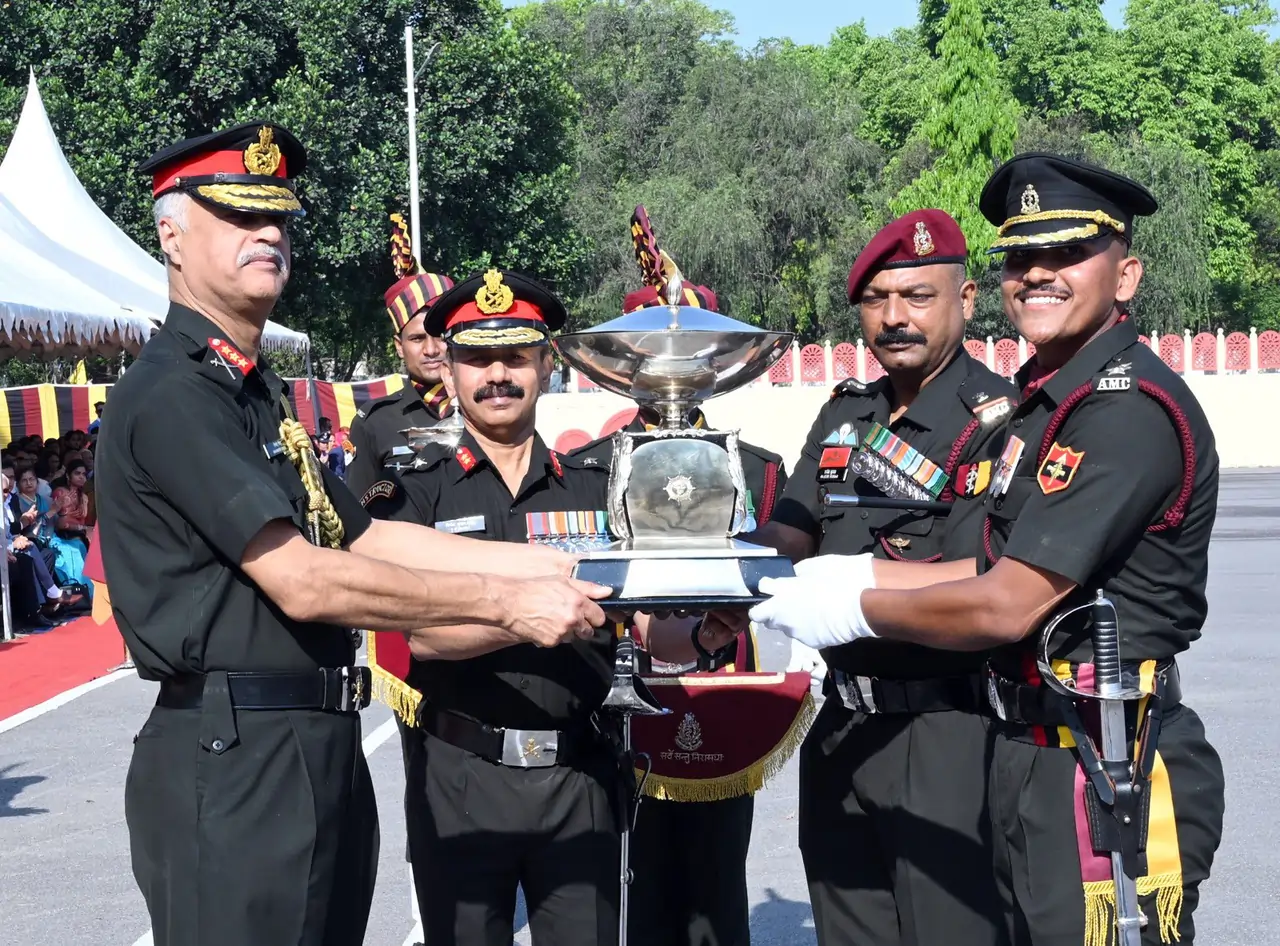 Lt Gen Shivinder Singh Giving Award