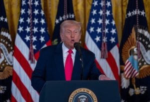 Trump Urges Long Blockade of Iran's Ports to Stifle Nuclear Program