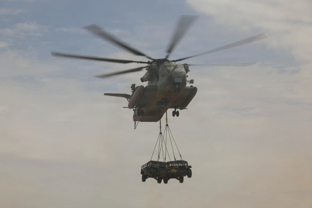 US Marine Corps Completes Mid-Air Refuel with CH-53E Super Stallion Lifting Two Vehicles