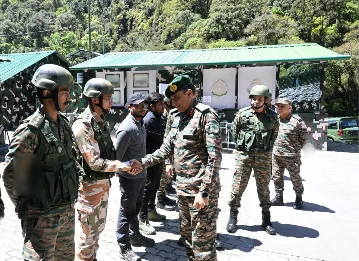 Lt Gen Kalia Shaking Hands 1