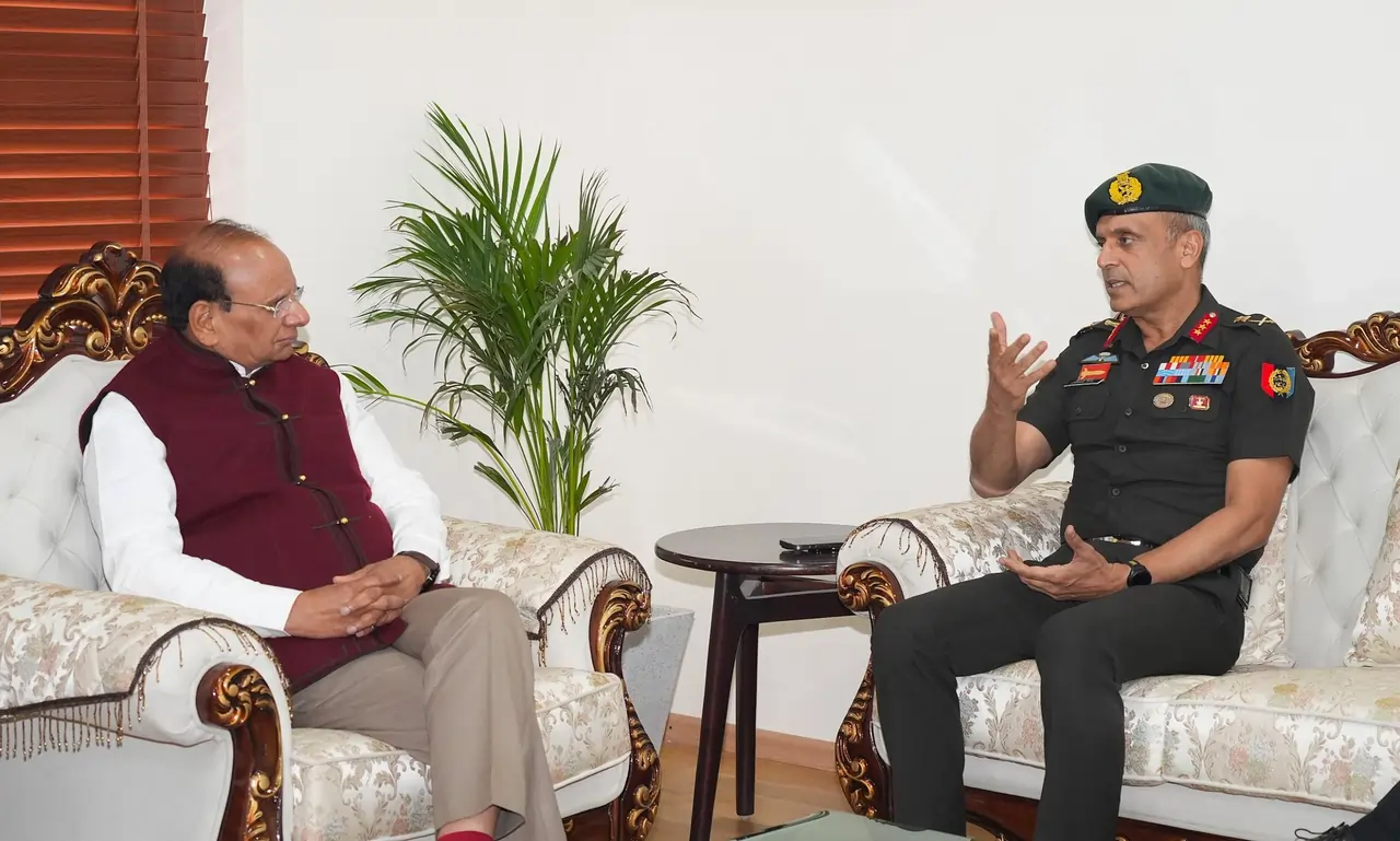 Lt Gen Virendra Vats with Vinai Kumar Saxena
